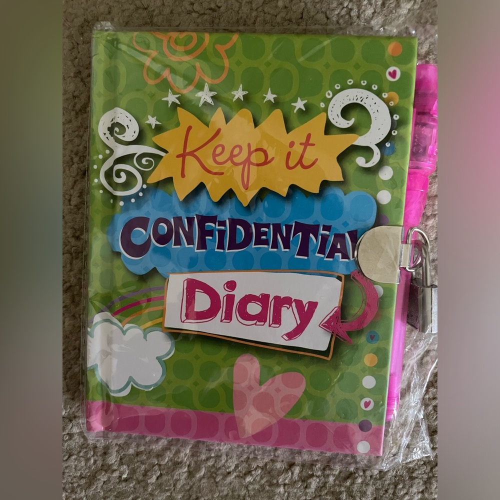 NEW Sealed Keep It Confidential Diary with Lock & Keys.💙💚💕